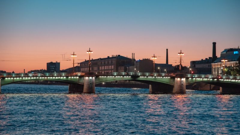 Три моста на рукавах Невы завершили сезон разводок