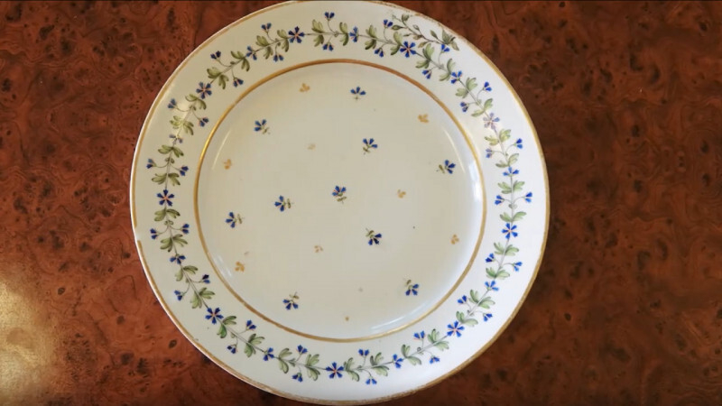 Музею-заповеднику Павловск передали в дар тарелку с редким клеймом эпохи Павла I
