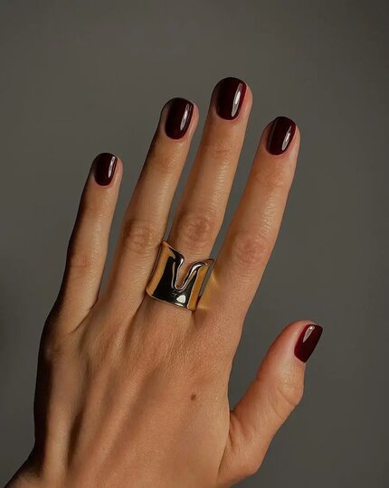 Тёмный маникюр для любой длины: что выбрать и как носить