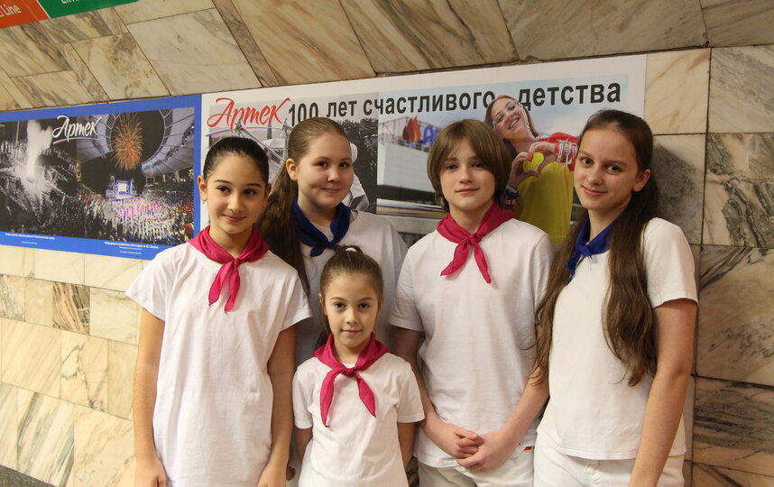 В петербургской подземке появилась фотовыставка, приуроченная к 100-летию Артека