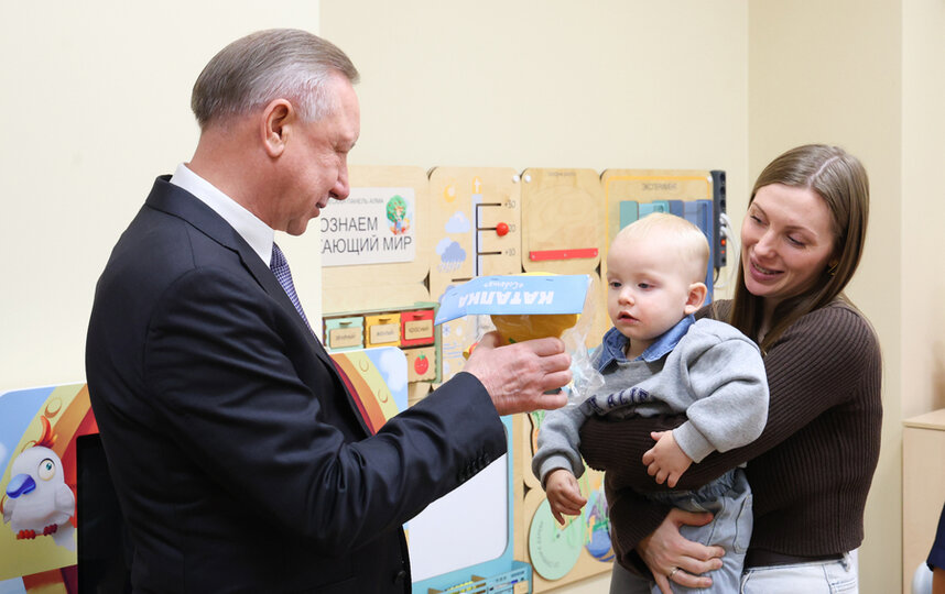 Александр Беглов поздравил петербурженок с Днём матери 30 ноября 2025