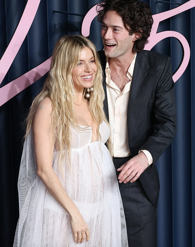 43-летняя Сиенна Миллер в голом платье сообщила о третьей беременности