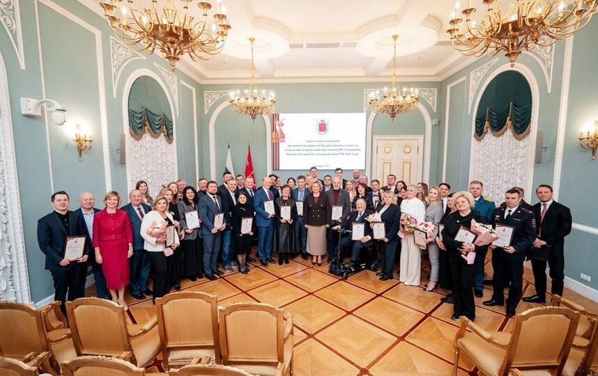 В Смольном вручили благодарности петербуржцам, освещавшим 80-летие Победы