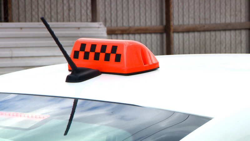 В Петербурге мигрантам продлили запрет на работу в доставке и такси до конца 2026 года