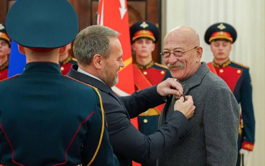 Александру Розенбауму и Семёну Альтову вручили почетные знаки за вклад в развитие Петербурга 10 декабря 2025