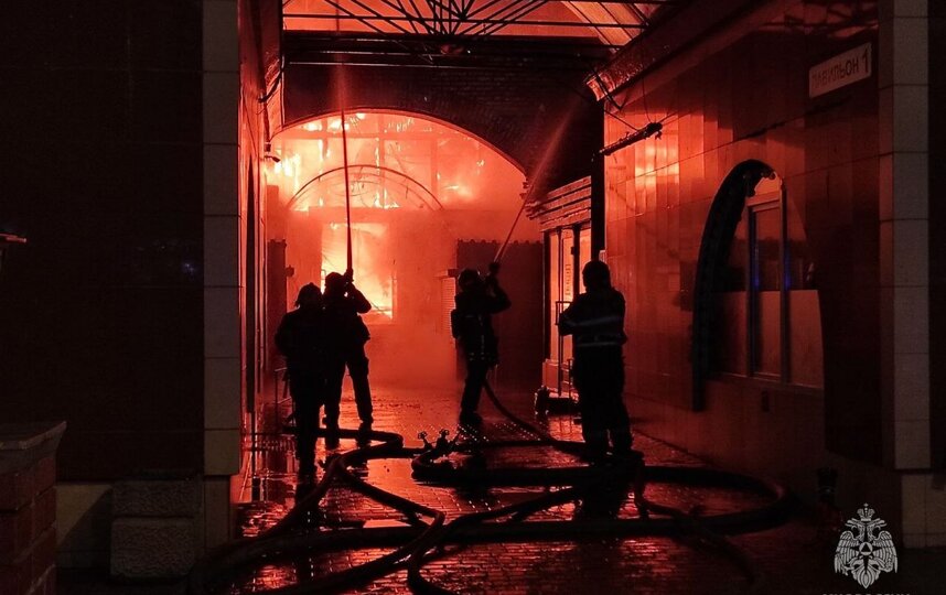 Пожар на Правобережном рынке в Петербурге потушили 11 декабря 2025