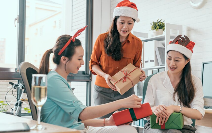 Хотят денег, дарят шоколад: исследование показало новогодние ожидания россиян