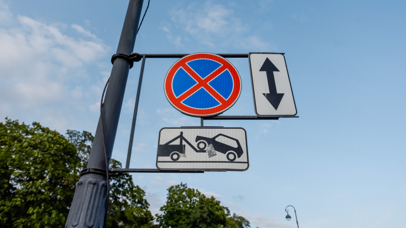 На принудительную эвакуацию автомобилей в Петербурге направят 12,7 млн рублей