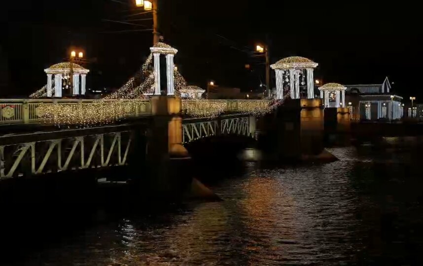 Светомузыкальные шоу пройдут на мостах Петербурга на новогодних каникулах