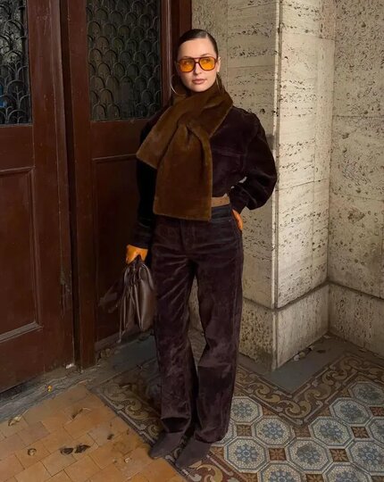 Велюровые брюки возвращаются: лучшие силуэты и оттенки 2026 года