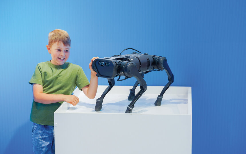 В Петербурге дети подружатся с роботом и переплавят крышку от газировки в модный брелок