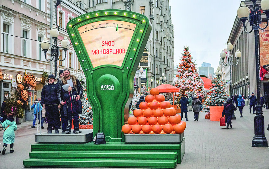 Народ взвешивает себя и собак в мандаринках