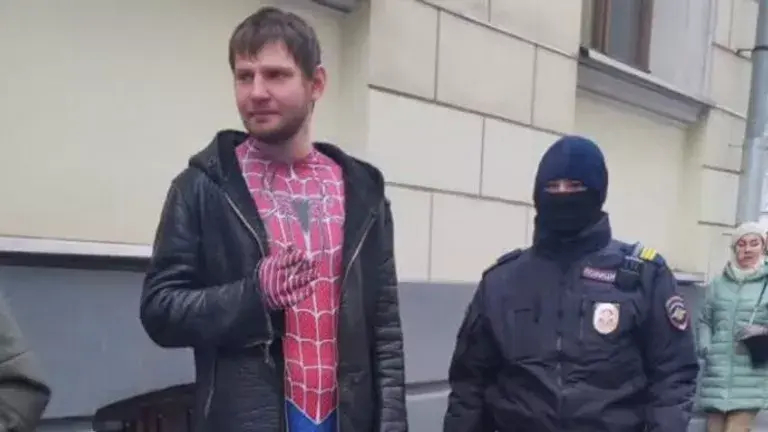 Человека-паука арестовали за перфоманс во время заседания ВС по делу Долиной