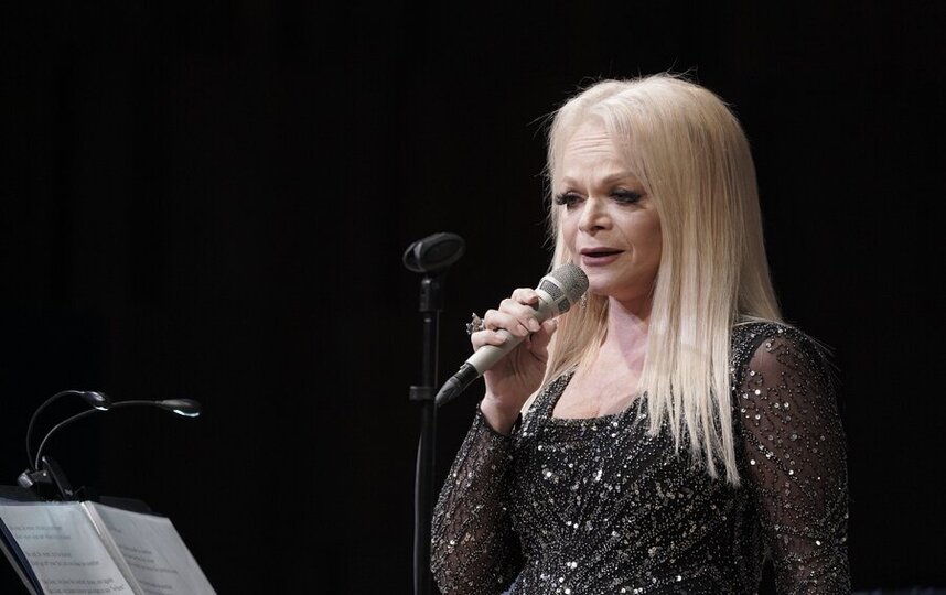 Эффект Долиной: россияне стали чаще покупать постеры и маски с певицей после скандала с квартирой в Хамовниках