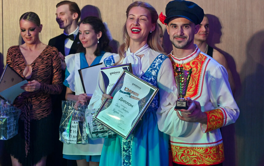 Журналисты танцевали танго и кадриль