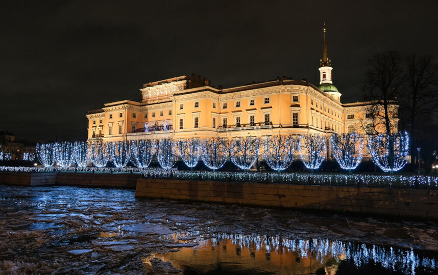 Новая подсветка Михайловского замка дополнила огни предновогоднего Петербурга