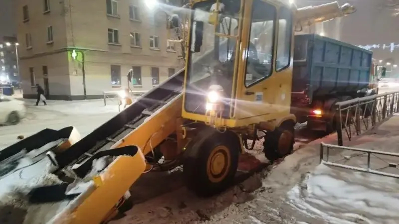 В ночь на 31 декабря улицы Петербурга расчищали 823 единицы техники