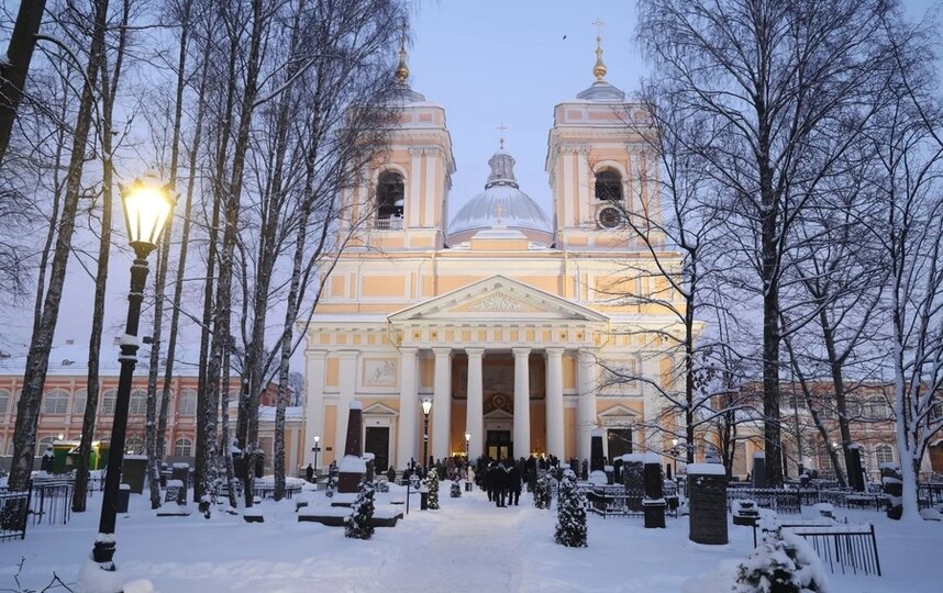 Александр Беглов посетил вечерню в Свято-Троицком соборе Александро-Невской лавры