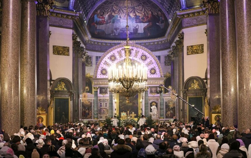 Более 200 тысяч верующих встретили Рождество в храмах Петербурга