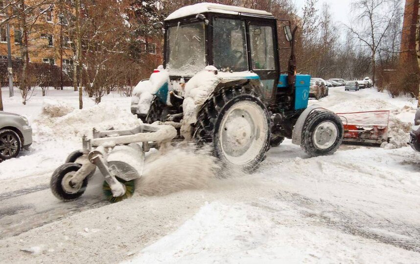 Более тысячи единиц техники расчищают Петербург от снега