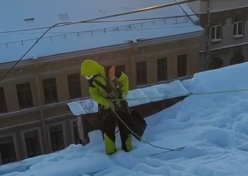 В Петербурге за сутки очистили от снега более 1600 крыш многоквартирных домов