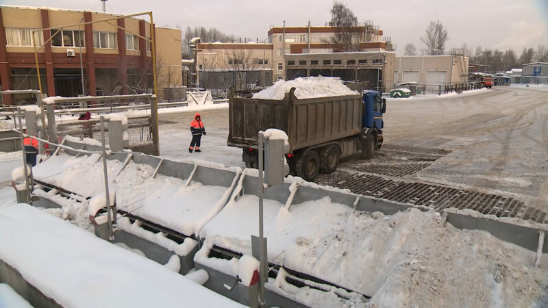 Полмиллиона кубометров снега приняли снегоплавильные и снегоприёмные пункты Петербурга за эту зиму