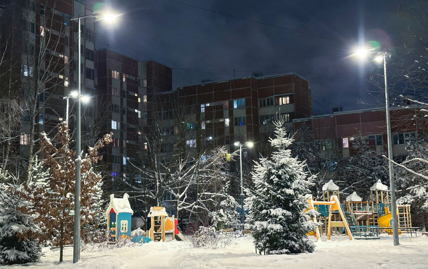 В квартале у парка усадьбы Орловых-Денисовых появилось современное уличное освещение