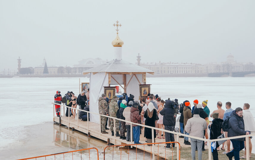 Александр Беглов и Александр Бельский окунулись в иордань на Заячьем острове