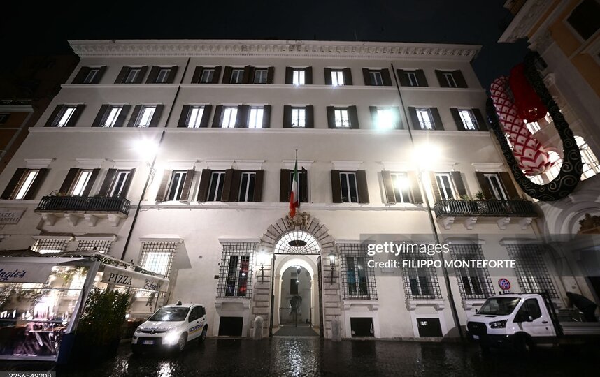 ���������� ����� � ������������ ����-�������� ������� ���� Valentino � ���� �� Piazza Mignanelli.