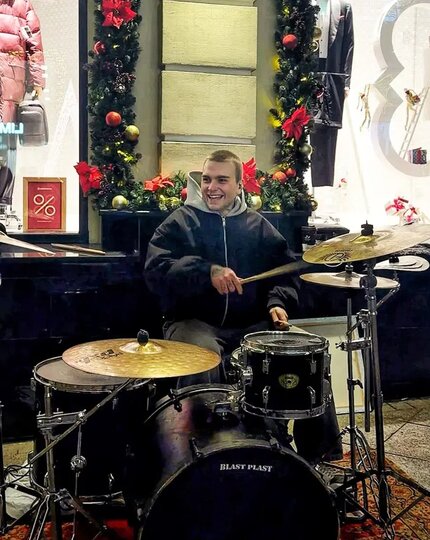 На барабанах в снег, дождь или жару: 23-летний музыкант покорил соцсети и осуществил давнюю мечту