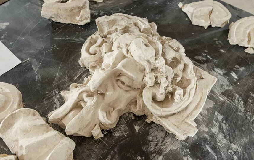 Утраченный барельеф обнаружен в Доме Радио во время реставрации