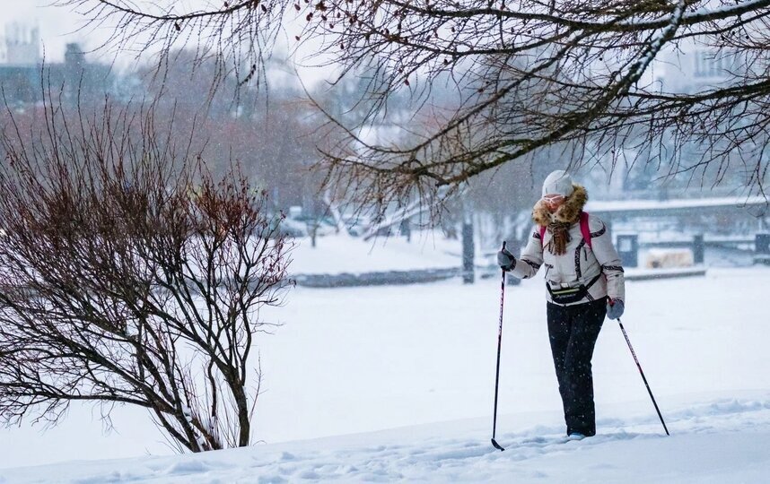 Врач рассказала, кому и какими видами спорта можно заниматься зимой