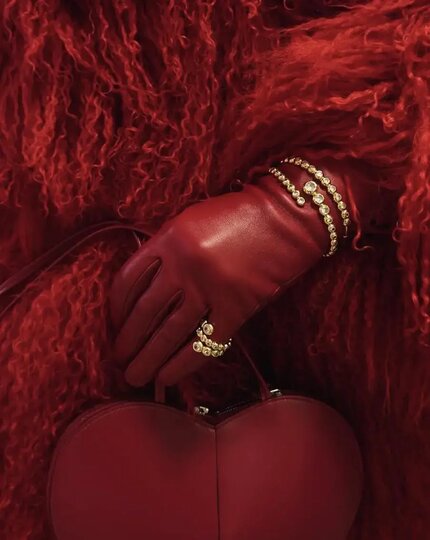 Видимые детали: украшения, которые делают зимний образ стильным и продуманным