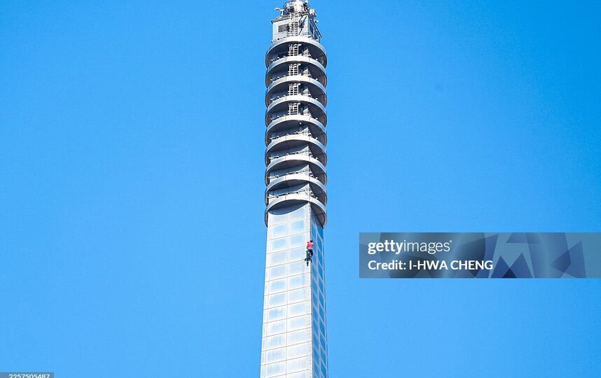 Без страховки и за 1,5 часа. Американский скалолаз покорил 500-метровый небоскрёб на Тайване