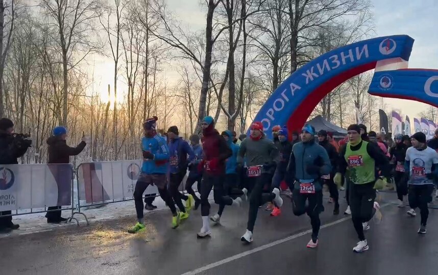 Свыше 7 тысяч бегунов участвуют в марафоне Дорога жизни