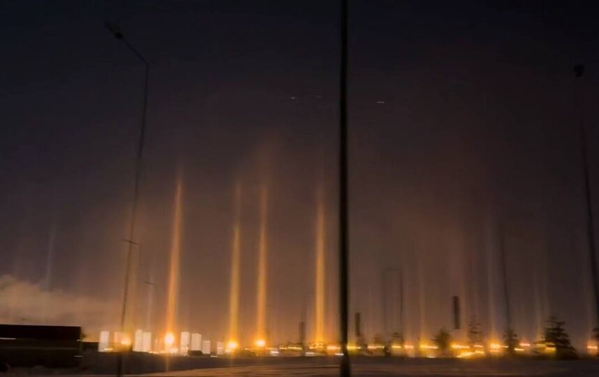 Световые столбы озарили ночное небо Петербурга