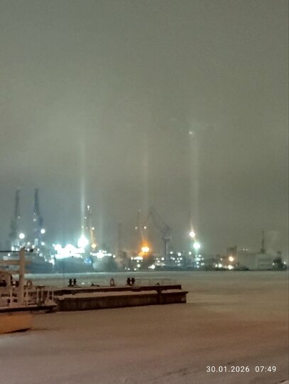 Небо Петербурга украсили световые столбы