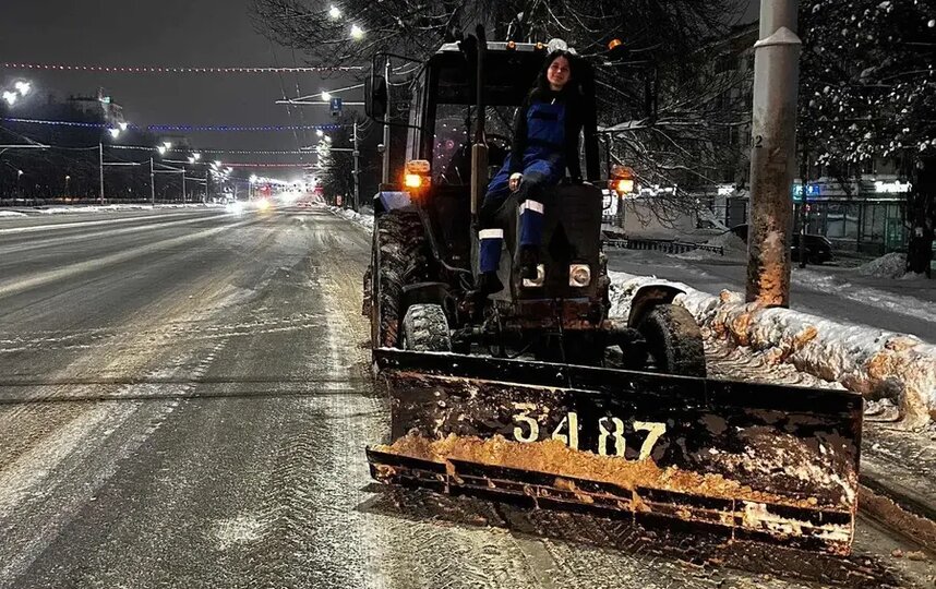 Синий трактор: 20-летняя девушка лихо управляет Белорусом и ломает стереотипы