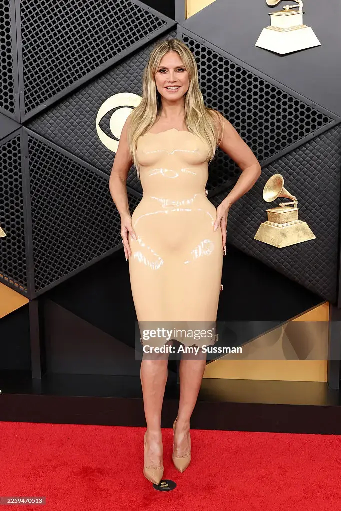 ����� ����