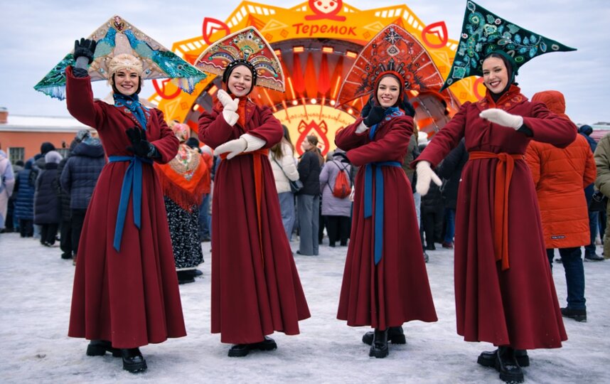 Хоровой перформанс, соломенные арт-скульптуры и розовые блины: в Петропавловской крепости пройдет фестиваль Сударыня Масленица