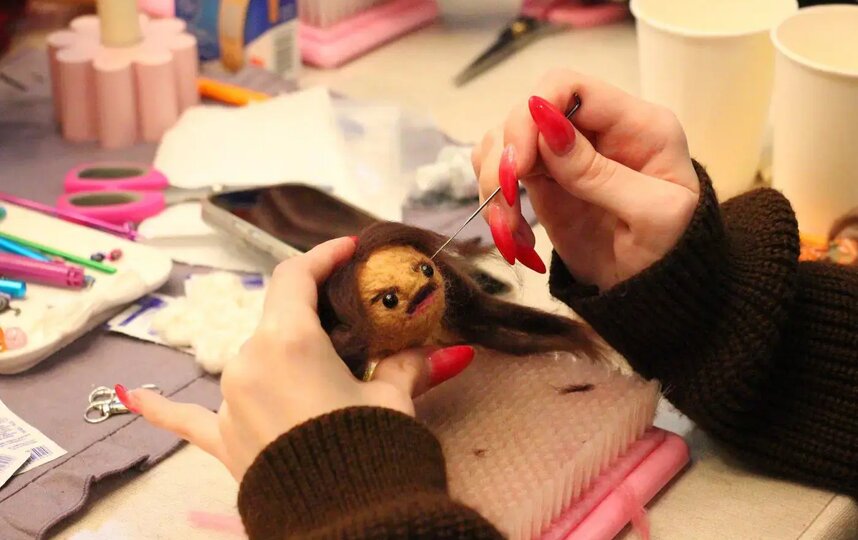 Сваляй бывшего и проткни его иголками: необычный мастер-класс появился в Москве