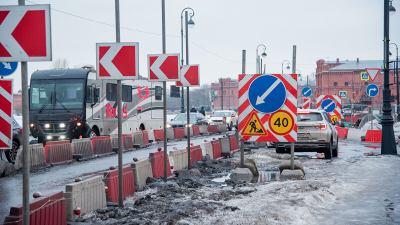 Дорожные работы приведут к ограничениям движения в трёх районах Петербурга