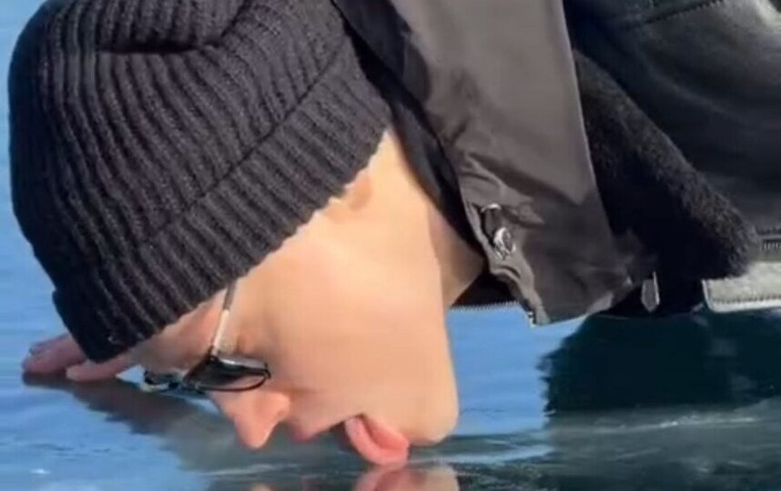 Shaman показал на видео, как облизывает замерзший Байкал