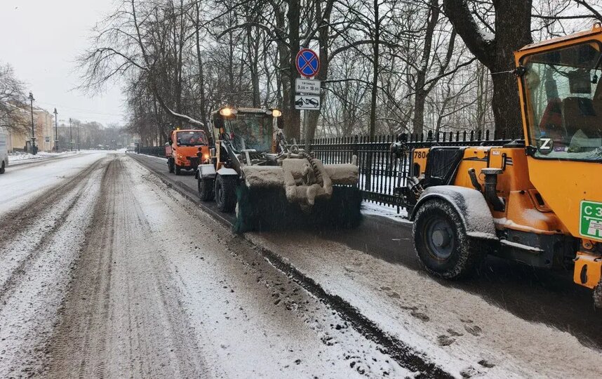 Коммунальщики чистят Петербург от снега в усиленном режиме