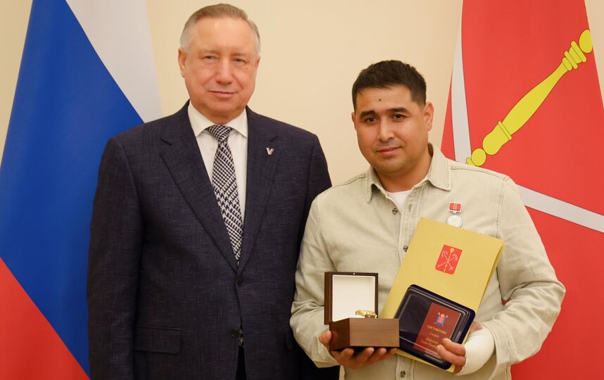 Александр Беглов наградил петербургского дворника, спасшего мальчика на Петрозаводской улице
