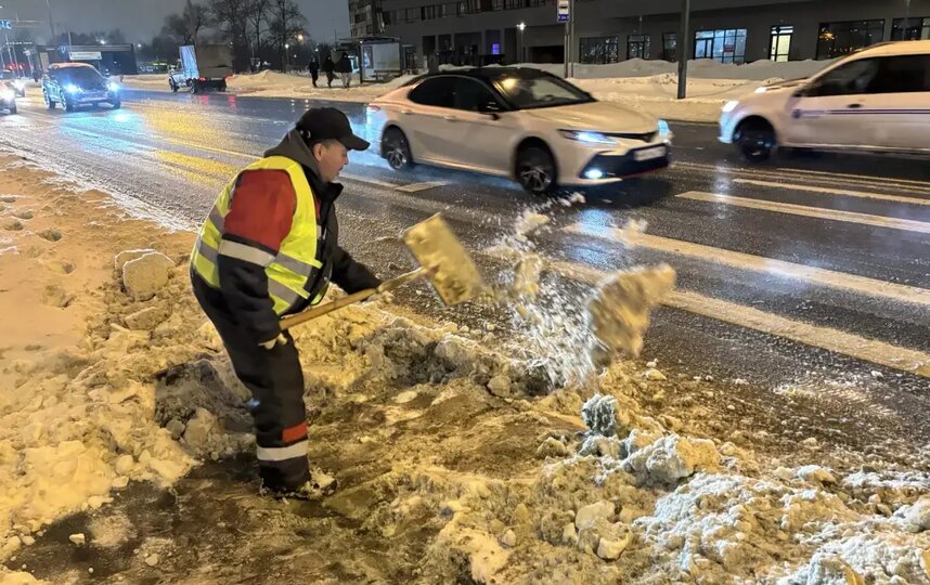 Улицы Северной столицы расчищают от снега после прошедшей метели