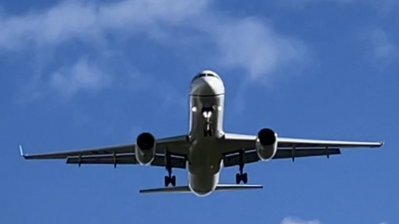 Российские авиакомпании вынуждено меняют маршруты и отменяют рейсы