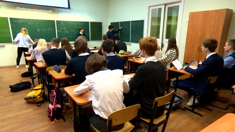 Почему российским восьмиклассникам перестанут преподавать обществознание