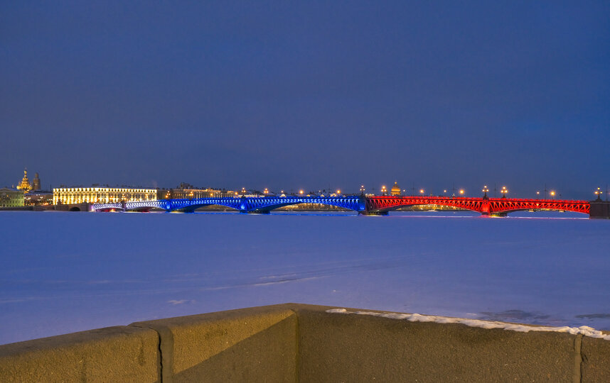 Три моста в Петербурге подсветят в честь 8 марта