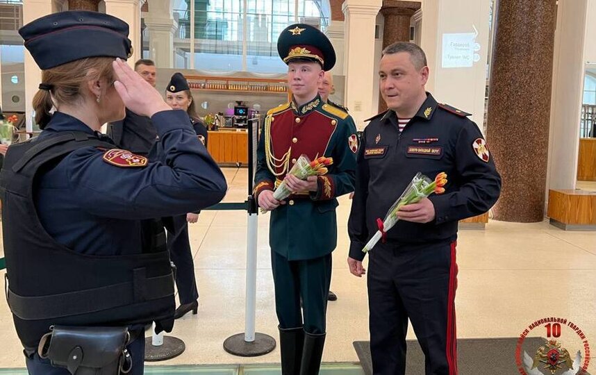 Сотрудницам Росгвардии, охраняющим Эрмитаж, вручили цветы в честь 8 марта
